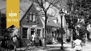 Rekonstruktion von Gebäuden und Geschäften aus der Kolonialzeit in der Duke of Gloucester Street in Williamsburg, Virginia (Fotografie um 1965.) © IMAGO/GRANGER Historical Picture Archive 