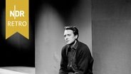 Schauspieler Will Quadflieg auf einer Turnbank, Bühnenfoto 1956 © NDR Archiv 