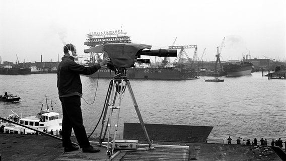 Ein Kameramann des NDR filmt 1959 im Hamburger Hafen. © NDR 