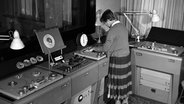 Eine Mitarbeiterin des NDR 1955 im Tonträgerraum 35 im Funkhaus Hamburg. © NDR 