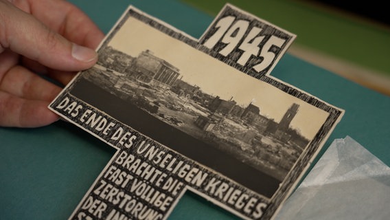 Im Fotoarchiv des Neubrandenburger Regionalmuseums zeigen Bilder die zerstörte Stadt. © Neubrandenburger Regionalmuseum 