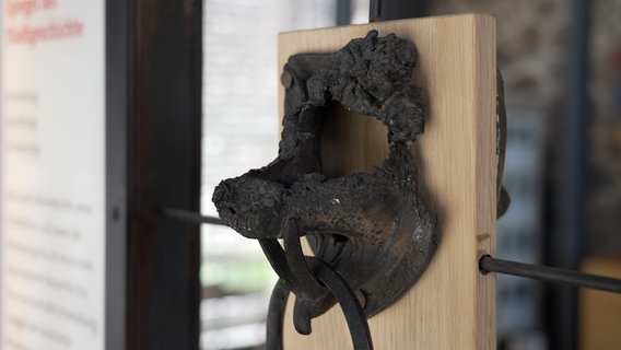 Der bronzene Türbeschlag der Neubrandenburger Marienkirche schmolz durch die Hitze beim Brand der Stadt. Der bronzene Türbeschlag der Neubrandenburger Marienkirche schmolz durch die Hitze beim Brand der Stadt. © Neubrandenburger Regionalmuseum