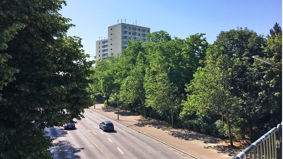 Gebäude der "Neuen Heimat" an der Holstenstraße in Hamburg, gesehen von einer Brücke aus. © NDR Foto: Dirk Hempel