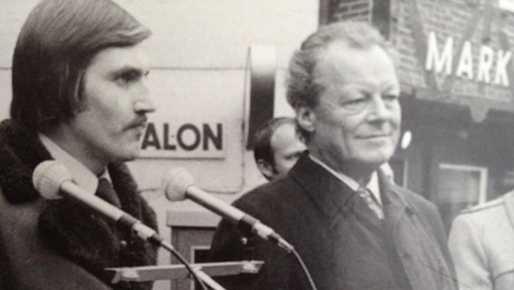 Günter Neugebauer aus Rendsburg neben Willy Brandt in den 70er-Jahren. Günter Neugebauer aus Rendsburg neben Willy Brandt in den 70er-Jahren. © privat