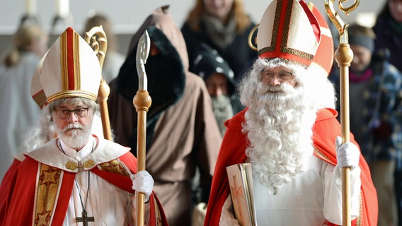 Zwei Männer im klassischen Nikolaus-Gewand mit Mitra und Bischofsstab. © dpa Foto: Felix Kästle