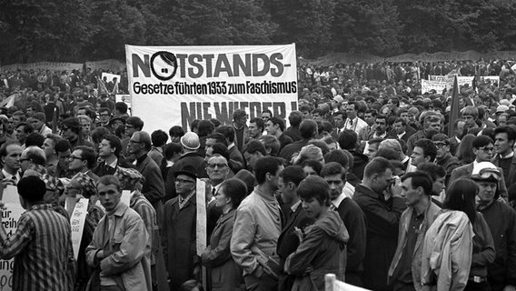 Demonstration gegen die Notstandsgesetze in Bonn am 11. Mai 1968. © picture alliance / akg-images Foto: Brigitte Hellgoth