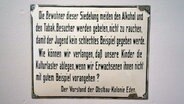 Emailschild der Obstbaukolonie Eden um 1900 in Oranienburg. Die nördlich von Berlin liegende Siedlung Eden Gemeinnützige Obstbau-Siedlung eG wurde 1893 von 18 Berliner Vegetariern als erste vegetarische Siedlung in Deutschland gegründet. © picture alliance / Bernd Oertwig/ SCHROEWIG Foto: Bernd Oertwig/ SCHROEWIG