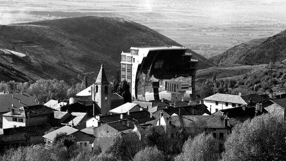 Französisches Solarkraftwerk auf dem Montlouis bei Odeillo in den Pyrenäen, aufgenommen 1969. © picture-alliance / akg-images / Paul Almasy Foto: Paul Almasy