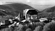 Französisches Solarkraftwerk auf dem Montlouis bei Odeillo in den Pyrenäen, aufgenommen 1969. © picture-alliance / akg-images / Paul Almasy Foto: Paul Almasy