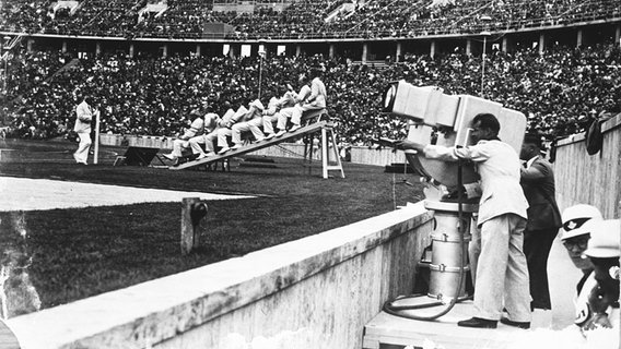 Ein Kamerateam im August 1936 filmt während der Olympischen spiele in Berlin die 100-Meter-Läufe. © picture-alliance / akg-images 