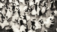 Tanzende Paare beim Wiener Opernball in der Wiener Staatsoper. Foto um 1960. © picture alliance / brandstaetter images Foto: Franz Hubmann