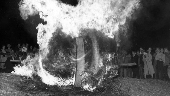 Mit Stroh gefüllte Eichenholzräder verbrannten 1952 bei der Osternacht des Osterbergs in Lüdge im Weserbergland.  Das traditionelle Schauspiel zieht jedes Jahr tausende Besucher an.  © Allianzbild / dpa 