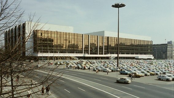Der Palast der Republik in Ost-Berlin im Jahr 1988  