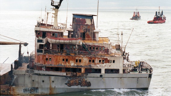 Zwei Schlepper versuchen im November 1998, den havarierten Frachter "Pallas" zu bergen. © dpa - Fotoreport Foto: Rolf Rick