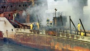 Feuerwehrleute untersuchen am 12.11.1998 an Bord des havarierten Frachters "Pallas" den Schwelbrand unter Deck. © dpa - Fotoreport Foto: Stefan Hesse