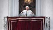 Papst Benedikt XVI. grüßt am 28. Februar 2013 ein letztes Mal als Papst vom Balkon der Residenz in Castel Gandolfo am Stadtrand von Rom. © picture alliance / Stefano Spaziani Foto: Stefano Spaziani