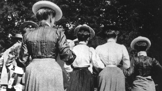 Untergehakt genießen diese Pariserinnen im Jahr 1910 einen Spaziergang. © picture-alliance / dpa 