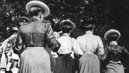 Untergehakt genießen diese Pariserinnen im Jahr 1910 einen Spaziergang. © picture-alliance / dpa 