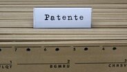 An einem Hängeregister steht der Schriftzug "Patente" (Symbolbild für Markenrechte) © picture alliance / ZB Foto: Sascha Steinach