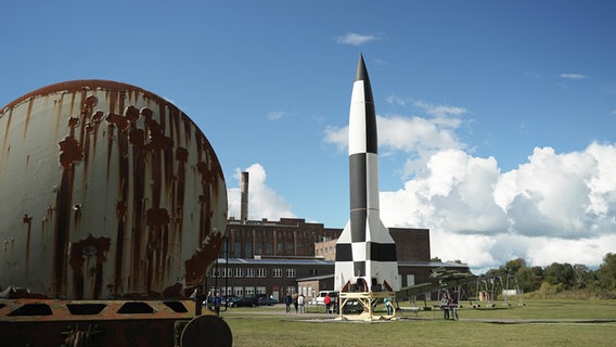 Gelände der ehemaligen Heeresversuchsanstalt Peenemünde mit dem Modell einer einer "V2"-Rakete. © NDR 