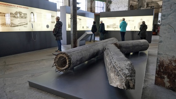Besucher und Ausstellungsstücke im Historisch-Technischen Museum Peenemünde. © NDR 