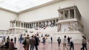 Besucher schauen sich 2014 vor der mehrjährigen Teilschließung im Pergamonmuseum im Altarsaal in Berlin die Fresken und den Pergamonaltar an. © picture alliance / dpa Foto: Maurizio Gambarini