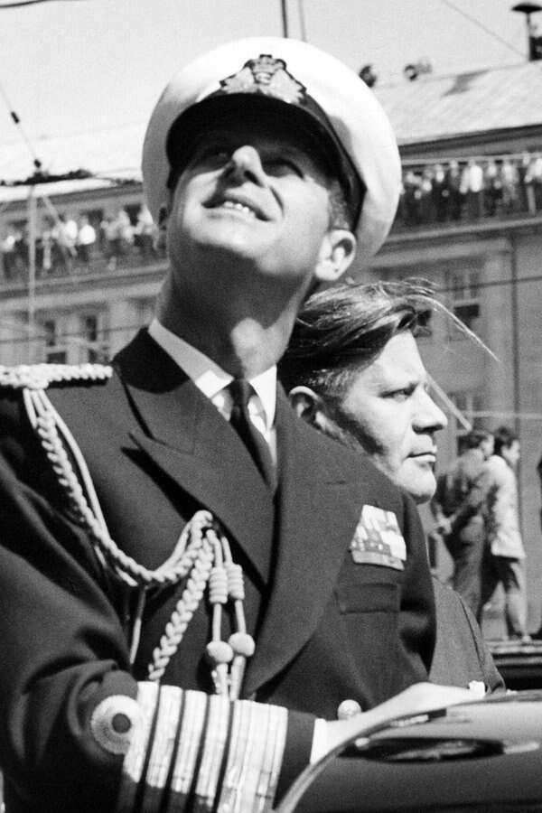 Prinz Philip (in Uniform) und Hamburgs Innensenator Helmut Schmidt (SPD) fahren am 28. Mai 1965 vom Rathaus in Hamburg in einem offenen Wagen zur Führungsakademie der Bundeswehr nach Blankenese. © picture alliance / dpa 