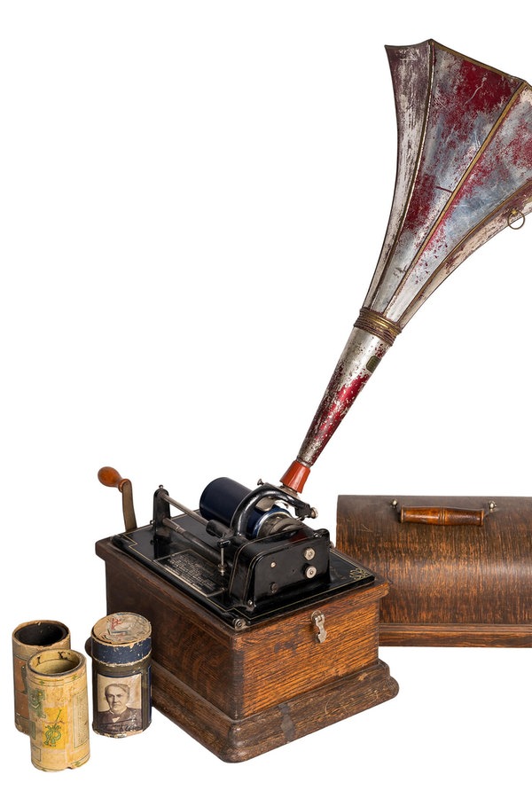 Der Phonograph Edison Fireside von 1911 mit drei Zylinderaufzeichnungen © picture alliance / Zoonar Foto: Khaled ElAdawy