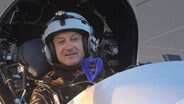 Der Schweizer Pilot Bertrand Piccard sitzt im Juni 2012 im Cockpit des in der Schweiz hergestellten solarbetriebenen Flugzeugs "Solar Impulse". © picture alliance / dpa Foto: Stringer