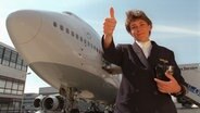 Lufthansa-Pilotin Evi Lausmann steht zu ihrem zehnjährigen Cockpit-Jubiläum 1996 vor einer Boeing 747. Lausmann war die erste Frau, die den Aufnahmetest an einer Fliegerschule bestand, nachdem Lufthansa sich für die Zulassung von Frauen zur Piloten-Ausbildung entschlossen hatte. © picture-alliance / dpa Foto: Arne Dedert