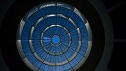 Die Fenster-Rotunde, aufgenommen 2012, bildet den Mittelpunkt der Pinakothek der Moderne in München . © picture alliance / dpa Foto: Peter Kneffel