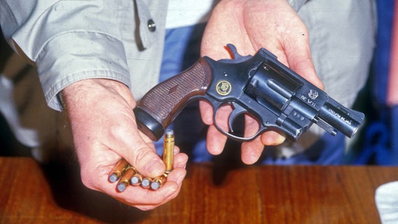 Die Tatwaffe vorn Werner Pinzner, eine Smith & Wesson Revolver Cal. 38 spezial, wird am 28. Juli 1987 auf dem Hamburger Polizeipräsidium präsentiert. © picture alliance / rtn - radio tele nord Foto: rtn / Peter Wuest