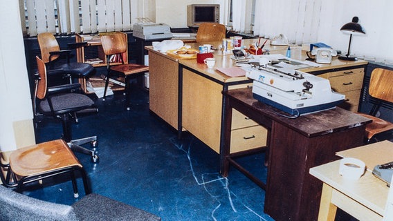 Rekonstruktion des Büros im Polizeipräsidium Hamburg, in dem Werner Pinzner am 29.07.1986 vernommen wird. © Polizeimuseum Hamburg 