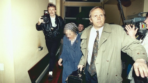 Pinzners Anwältin mit ihrem Anwalt auf dem Weg zu ihrem Prozess. © Ullstein 