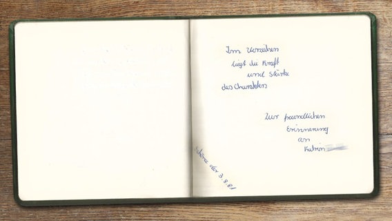 Ein geöffnetes Poesiealbum © ndr.de Foto: ndr.de