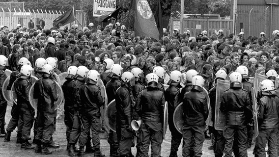Mehrere Hundertschaften der Polizei haben am 08.06.1986 bei einer Demonstration auf dem Hamburger Heiligengeistfeld etwa 800 der rund 1.000 Demonstranten umzingelt. © dpa-Bildfunk Foto: Werner Baum