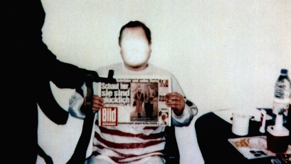 Das von der Polizei geblendete Polaroid-Foto zeigt am 26.03.1996 Jan Philipp Reemtsma bei seinen Entführern mit einer Ausgabe der Bild-Zeitung vom 26. März 1996. © dpa-Bildfunk Foto: Polizei