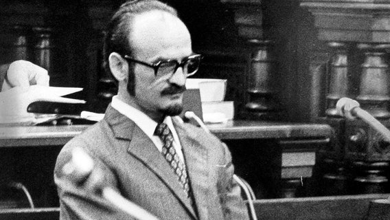 Der wegen vierfachen Frauenmordes angeklagte Wachmann Fritz Honka sitzt auf der Anklagebank eines Hamburger Schwurgerichtes (Archivfoto vom 16.11.1976). © dpa-Bildfunk Foto: Heidtmann