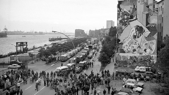 Übersicht auf die weiträumig abgesperrte Hafenstrasse in Hamburg, rechts eines der umstrittenen Häuser, aufgenommen am 15.05.1990. © dpa-Bildfunk Foto: Werner Baum