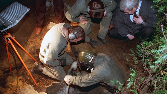 Auf einem Grundstück im Hamburger Stadtteil Rahlstedt suchen Polizisten am 04.12.1992 nach einer vergrabenen Leiche. © dpa-Bildfunk Foto: Rolf Rick
