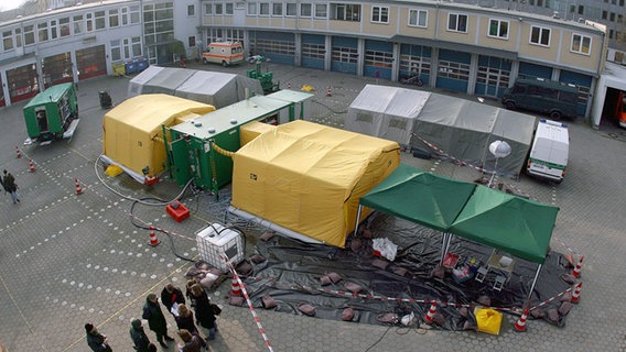 Ein Dekontaminationszelt steht am 09.12.2006 auf dem Gelände einer Feuerwehrwache im Hamburger Stadtteil Altona. © dpa-Bildfunk Foto: Kay Nietfeld