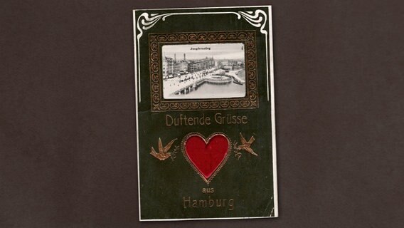 Auf einer alten Postkarte ist übe einem Herz der Schriftzug "Duftende Grüße" abgebildet.  