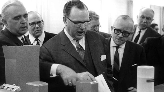 1965: Bundespostminister Richard Stücklen stellt den automatisierten Postscheckdienst vor. © dpa - Report Foto: Karl Schnörrer