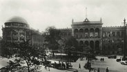 Der Potsdamer Platz in Berlin-Mitte mit Potsdamer Bahnhof und Haus Vaterland um 1920. Fotopostkarte, Sammlung Archiv für Kunst und Geschichte, Berlin. © picture alliance / akg-images 