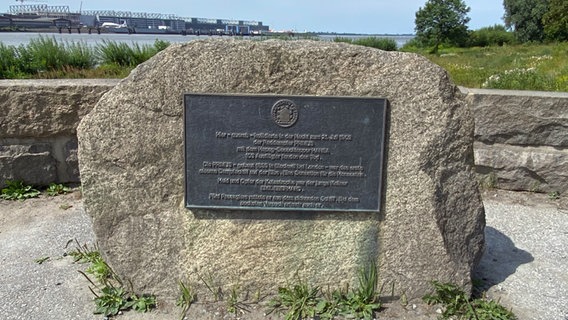 Gedenkstein an der Elbe bei Nienstedten in Gedenken an die Opfer des "Primus"-Schiffsunglücks auf der Elbe am 21. Juli 1902. © NDR Foto: Dirk Hempel