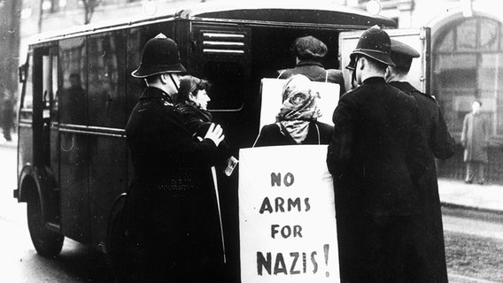 Mit einem Plakat "No Arms for Nazis!" protestieren englische Frauen am 27. Februar 1951 in London gegen Pläne der deutschen Wiederbewaffnung. © picture-alliance / AKG 