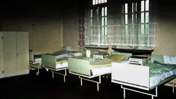 Schlafsaal im Klinikum Stralsund Anfang der 90er-Jahre. © NDR 