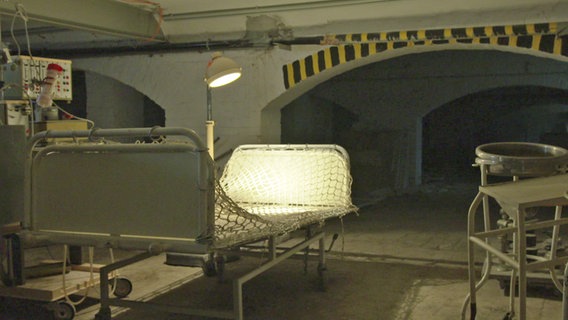 Ein altes Netzbett aus DDR-Zeiten steht im Keller des Stralsunder Hanseklinikums. © NDR 