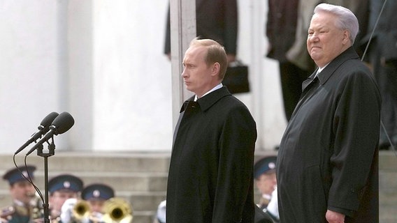 Der neue russische Präsident Vladimir Putin (l) und sein Vorgänger Boris Jelzin stehen am 7. Mai 2000 nach der Einführungsfeier auf den Stufen des Moskauer Kremls. Zuvor hatte der neue russische Präsident Putin im Moskauer Kreml den Eid auf die russische Verfassung abgelegt. © picture-alliance / dpa | epa Foto: Sergey Chirikov