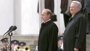 Der neue russische Präsident Vladimir Putin (l) und sein Vorgänger Boris Jelzin stehen am 7. Mai 2000 nach der Einführungsfeier auf den Stufen des Moskauer Kremls. Zuvor hatte der neue russische Präsident Putin im Moskauer Kreml den Eid auf die russische Verfassung abgelegt. © picture-alliance / dpa | epa Foto: Sergey Chirikov